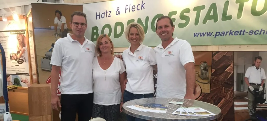 Teamfoto am Messestand von Hatz & Fleck Bodengestaltung